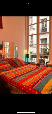 Un ou plusieurs lits dans un hébergement de l'établissement Magnifique studio au coeur du Marais