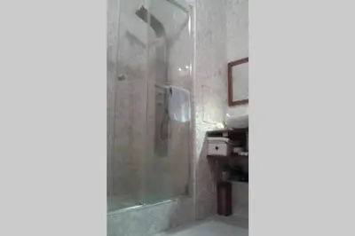 Salle de bains dans l'établissement Quartier musiciens au coeur du 8ème proche de tout