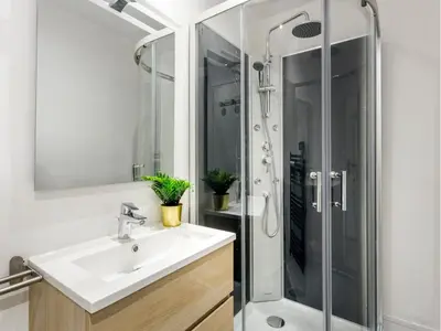 Salle de bains dans l'établissement Merveil - Family Suite - Champs Elysees - Armee