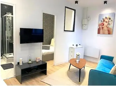 Télévision ou salle de divertissement dans l'établissement Joli Appart 4pers#Buttes Chaumont#Chapeau Rouge