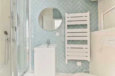 Salle de bains dans l'établissement indépendant flat: canal st martin&trains stations!