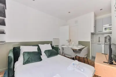 Cuisine ou kitchenette dans l'établissement indépendant flat: canal st martin&trains stations!