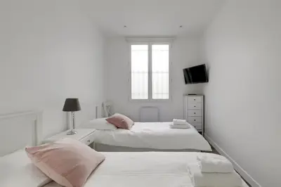 Un ou plusieurs lits dans un hébergement de l'établissement AC 4p apt - Louvres Place Vendome Paris center by Weekome