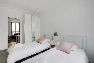 Un ou plusieurs lits dans un hébergement de l'établissement AC 4p apt - Louvres Place Vendome Paris center by Weekome