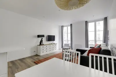 Télévision ou salle de divertissement dans l'établissement AC 4p apt - Louvres Place Vendome Paris center by Weekome