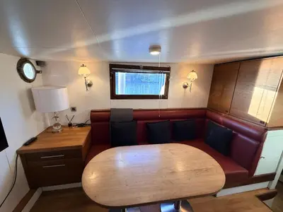 Coin salon dans l'établissement Cabine sur péniche à Bagatelle