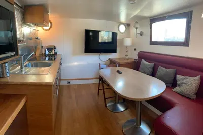 Télévision ou salle de divertissement dans l'établissement Cabine sur péniche à Bagatelle