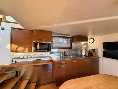 Cuisine ou kitchenette dans l'établissement Cabine sur péniche à Bagatelle