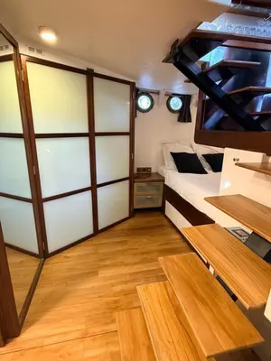 Télévision ou salle de divertissement dans l'établissement Cabine sur péniche à Bagatelle