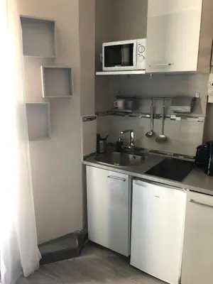 Cuisine ou kitchenette dans l'établissement Cosy studio Paris 16 métro Exelmans