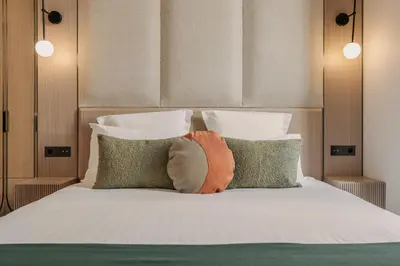 Un ou plusieurs lits dans un hébergement de l'établissement HIGHSTAY - Luxury Serviced Apartments - Louvre