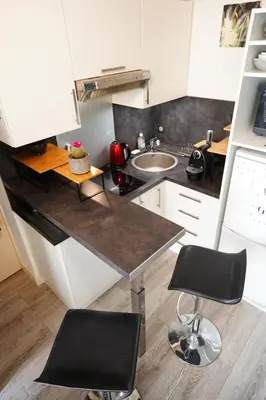 Cuisine ou kitchenette dans l'établissement Charmant studio au calme et bien desservi