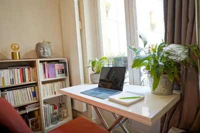 Bibliothèque dans l'appartement