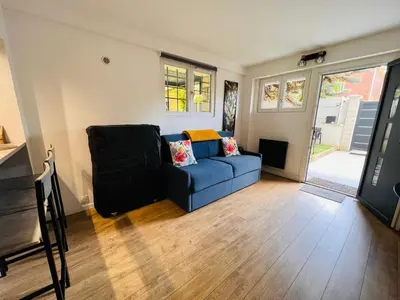 Coin salon dans l'établissement Superbe studio avec entrée et jardin privés à moins de 15 minutes de Paris