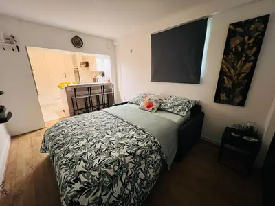 Un ou plusieurs lits dans un hébergement de l'établissement Superbe studio avec entrée et jardin privés à moins de 15 minutes de Paris