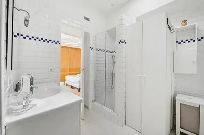 Salle de bains dans l'établissement Le Montparnasse - Wifi - Climatisation