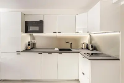Cuisine ou kitchenette dans l'établissement Design 1 BDR with AC