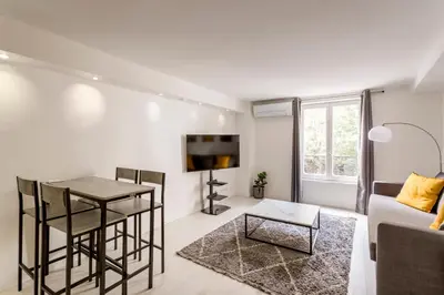 Coin salon dans l'établissement Design 1 BDR with AC