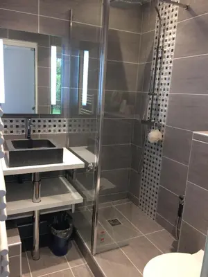Salle de bains dans l'établissement Trés Beau Studio (face bois), 10mn de l'Etoile