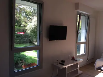 Télévision ou salle de divertissement dans l'établissement Trés Beau Studio (face bois), 10mn de l'Etoile