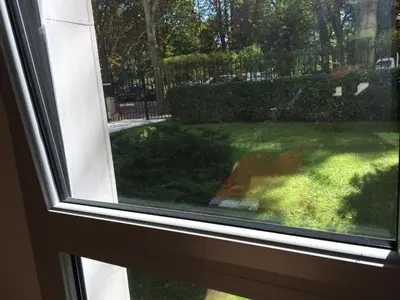 Jardin de l'établissement Trés Beau Studio (face bois), 10mn de l'Etoile