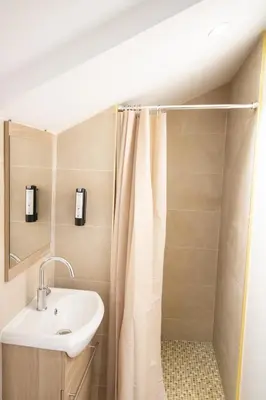 Salle de bains dans l'établissement Les Rebelles