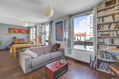 Bibliothèque dans l'appartement