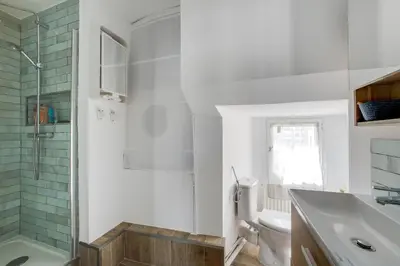Salle de bains dans l'établissement SUPERBE DUPLEX avec JARDIN PARTAGE à PARIS MENILMONTANT