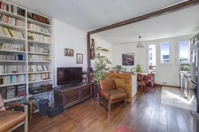 Bibliothèque dans l'appartement