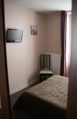 Un ou plusieurs lits dans un hébergement de l'établissement Hôtel du Roussillon