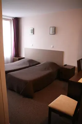 Un ou plusieurs lits dans un hébergement de l'établissement Hôtel du Roussillon