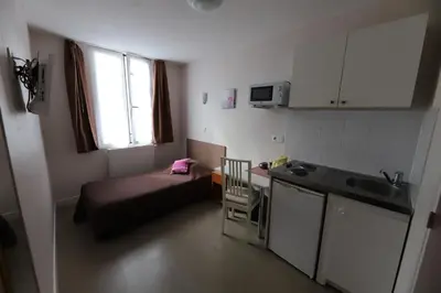 Cuisine ou kitchenette dans l'établissement Hôtel du Roussillon