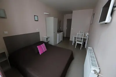 Télévision ou salle de divertissement dans l'établissement Hôtel du Roussillon