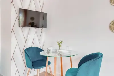 Télévision ou salle de divertissement dans l'établissement L'élégant portes de Paris- Parking-5'RER B