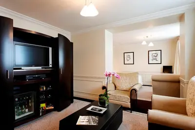Télévision ou salle de divertissement dans l'établissement La Tremoille Paris