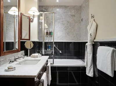 Salle de bains dans l'établissement La Tremoille Paris