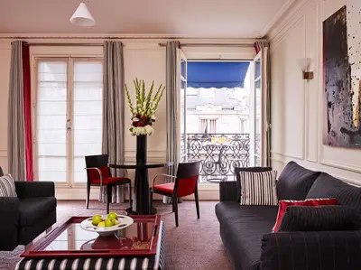 Coin salon dans l'établissement La Tremoille Paris
