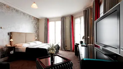 Télévision ou salle de divertissement dans l'établissement La Tremoille Paris
