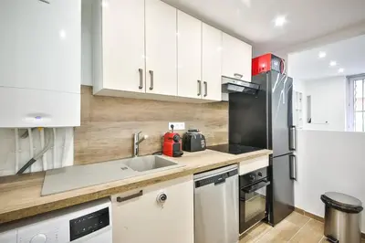 Cuisine ou kitchenette dans l'établissement Le Nid de Montmartre