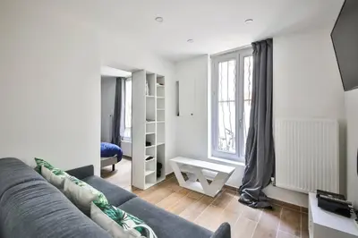 Coin salon dans l'établissement Le Nid de Montmartre