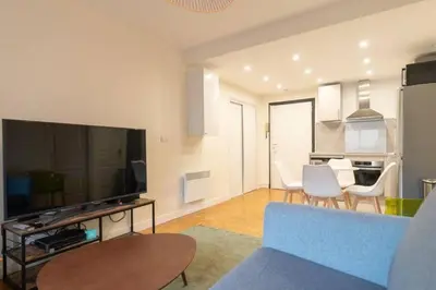 Télévision ou salle de divertissement dans l'établissement Cœur 16eme, standing et calme