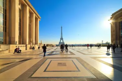 Clients de l'établissement Trocadéro- 2 pièces lumineux