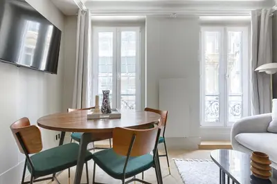 Télévision ou salle de divertissement dans l'établissement Unique Luxury Parisian flat 2BR/6P -Champs Elysées