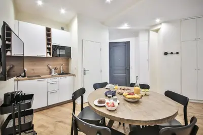 Cuisine ou kitchenette dans l'établissement New Triplex 6Pers#ETOILE#Porte Maillot#Porte Champerret
