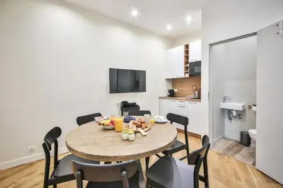 Cuisine ou kitchenette dans l'établissement New Triplex 6Pers#ETOILE#Porte Maillot#Porte Champerret