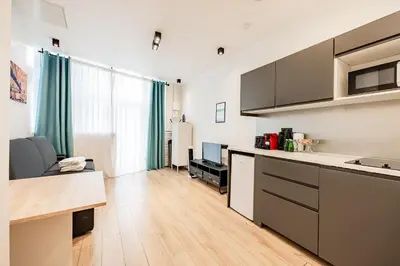Cuisine ou kitchenette dans l'établissement Apart 1 Bedroom # Buttes Chaumont # Paris 19