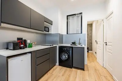 Cuisine ou kitchenette dans l'établissement Apart 1 Bedroom # Buttes Chaumont # Paris 19