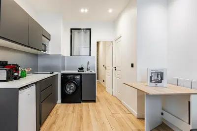 Cuisine ou kitchenette dans l'établissement Apart 1 Bedroom # Buttes Chaumont # Paris 19