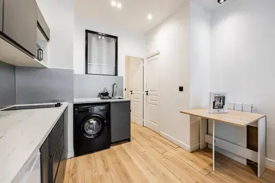 Cuisine ou kitchenette dans l'établissement Apart 1 Bedroom # Buttes Chaumont # Paris 19