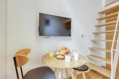 Télévision ou salle de divertissement dans l'établissement Les Cottages de Montmartre - Secret Courtyard